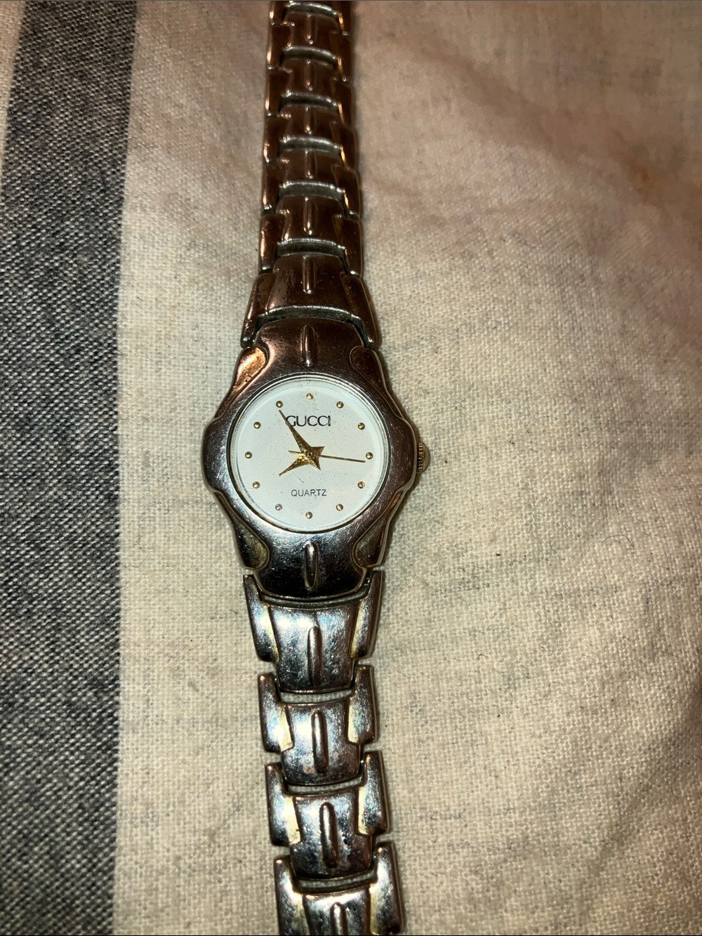 Gucci Silver and Gold Ladies Quartz Watch - Picture 3 of 12